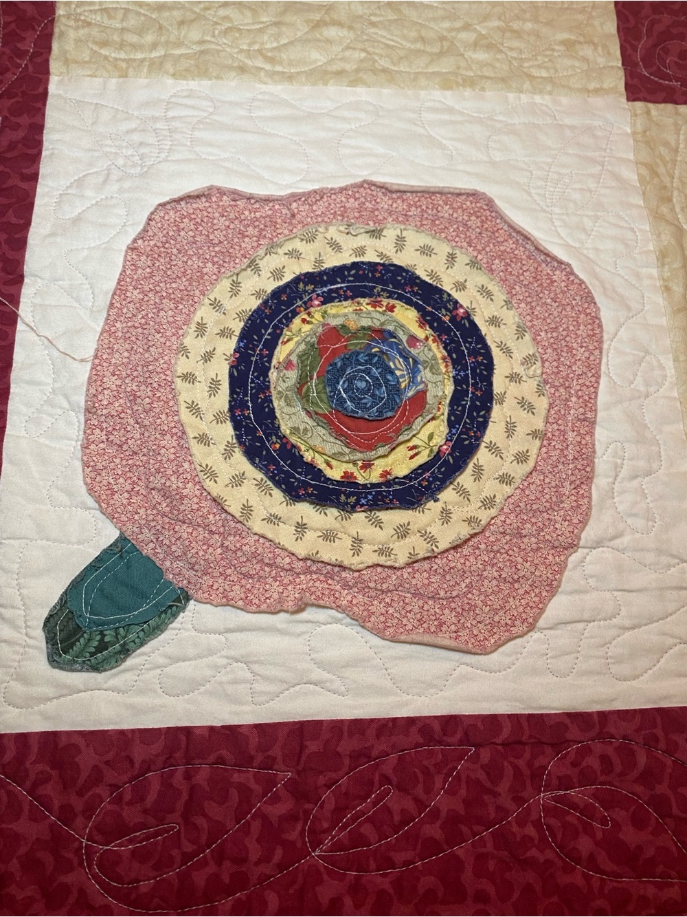 Stunning Appliqué Quilt/Throw in a dimensional floral motif. Burgundy pink gree - Picture 11 of 16